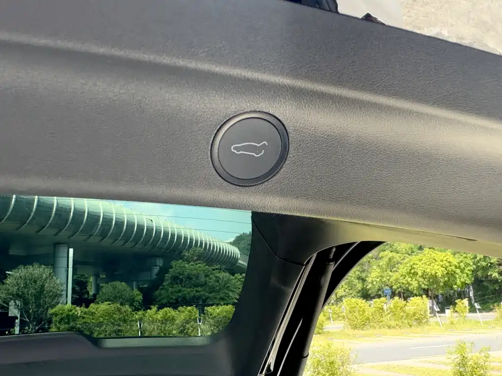 Tesla Model Y — миниатюра 12