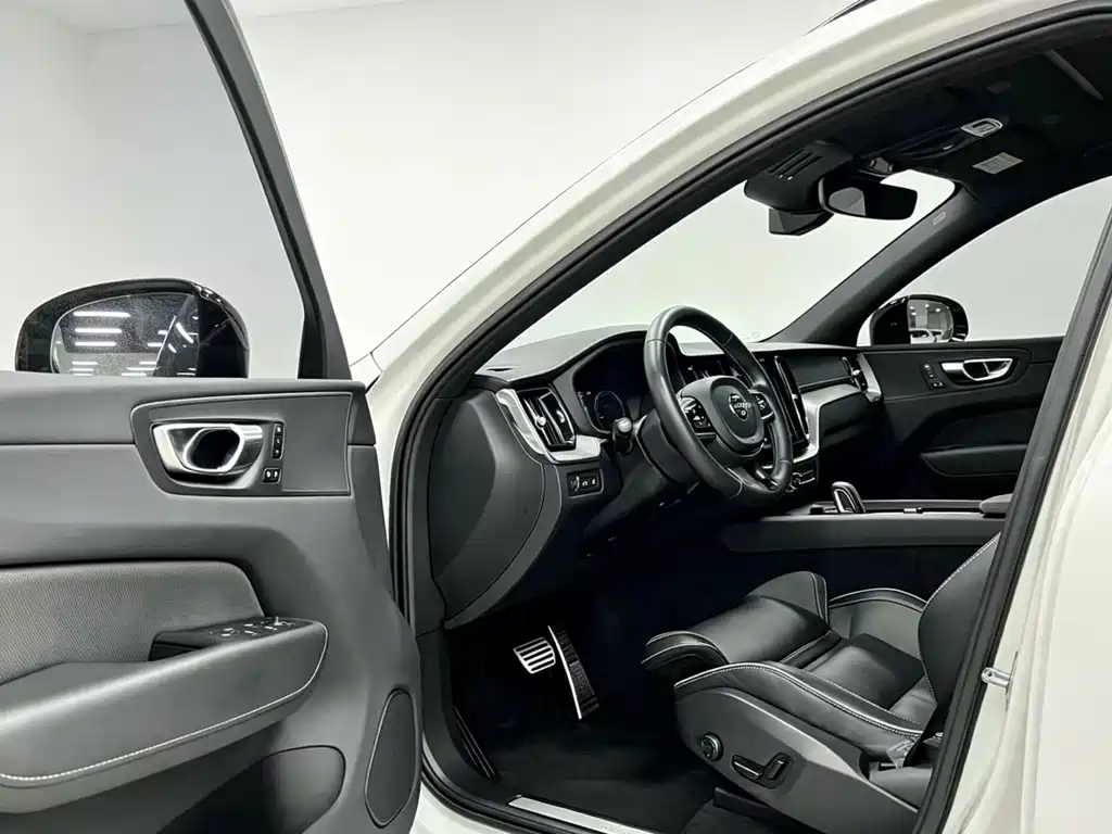 Volvo XC60 PHEV — миниатюра 8