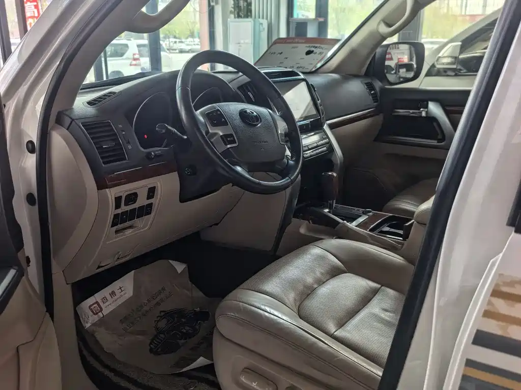 Toyota Land Cruiser 2012 4.6L AT VX-R