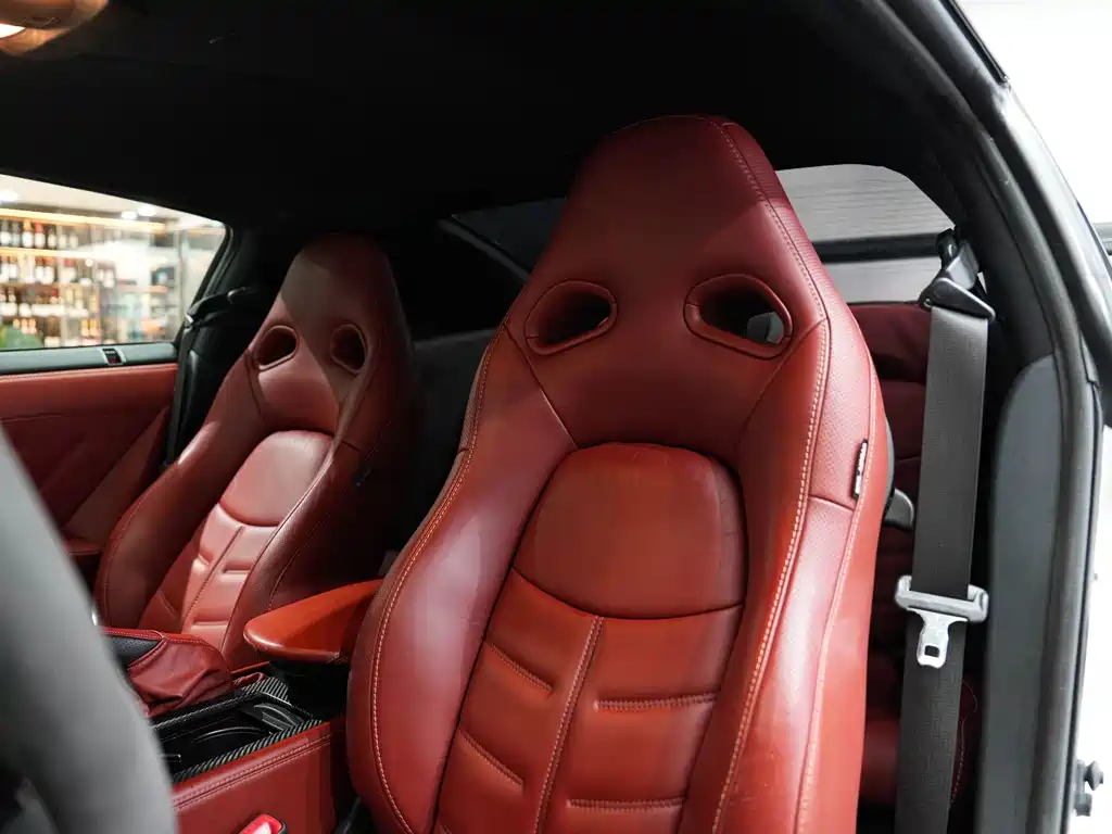 Nissan GT-R — миниатюра 10