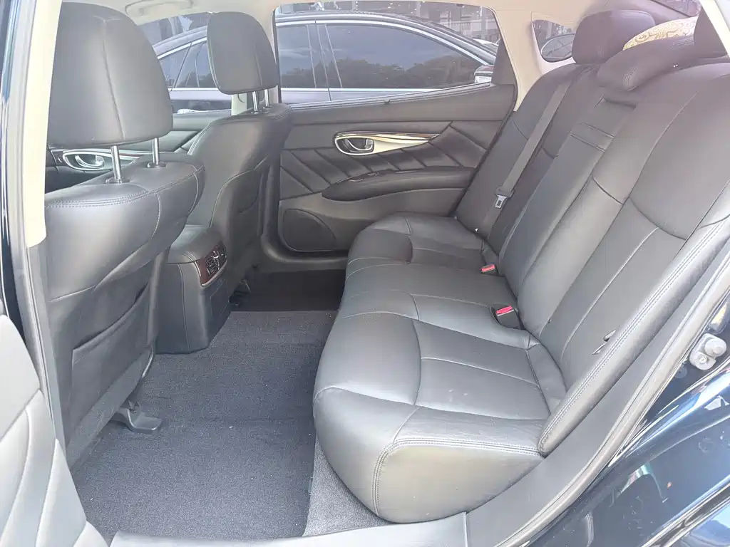 Infiniti Q70 — миниатюра 7