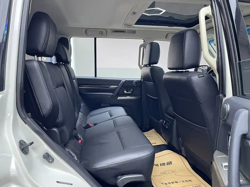 Mitsubishi Pajero (Import) — миниатюра 15
