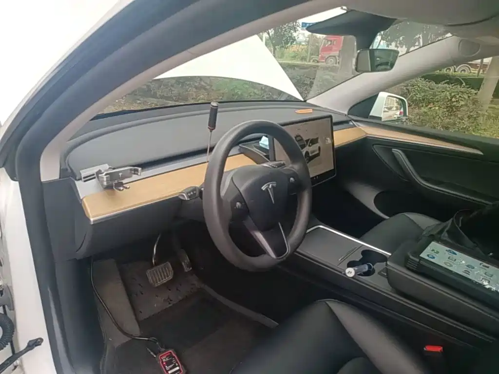 Tesla Model Y — миниатюра 10