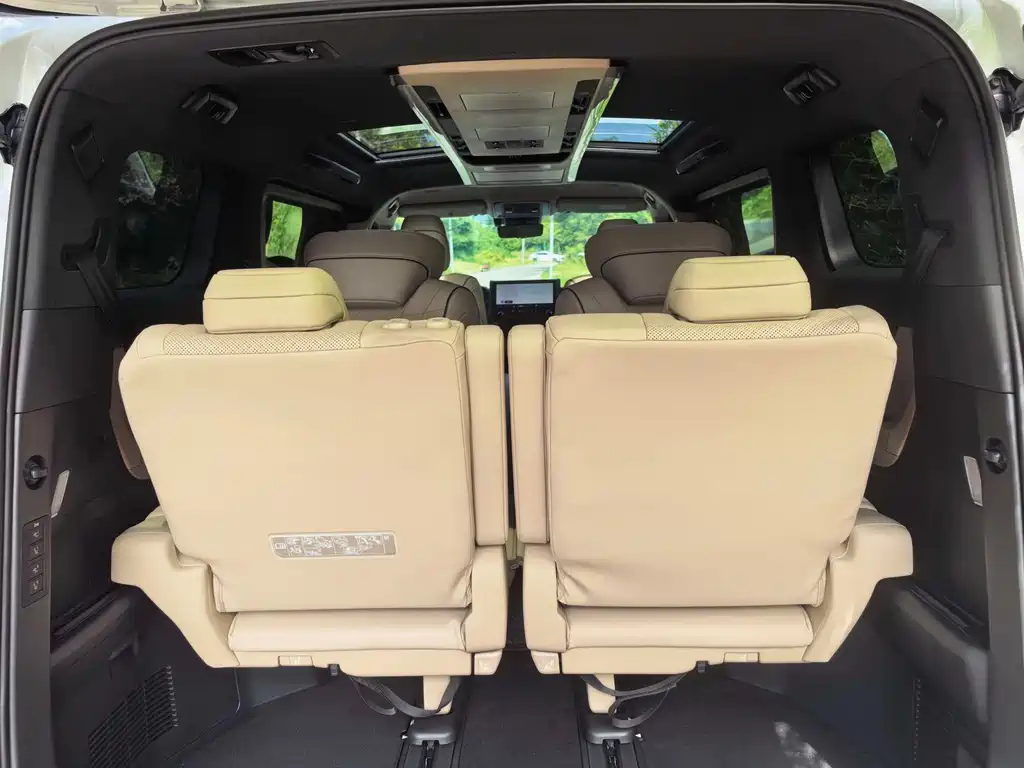 Toyota Alphard — миниатюра 10