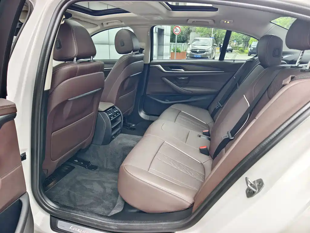 BMW 5 Series — миниатюра 11