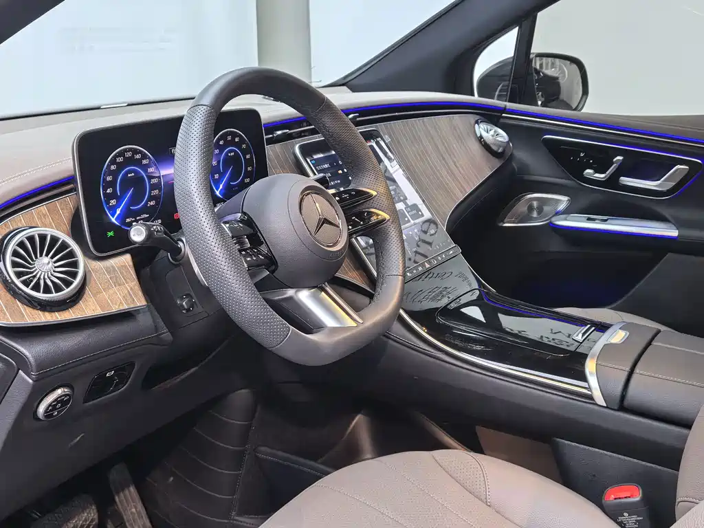 Mercedes-Benz EQE SUV — миниатюра 9