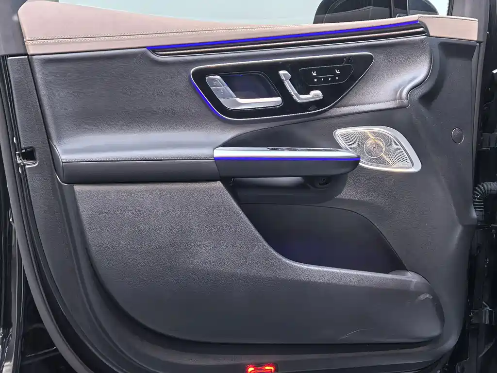 Mercedes-Benz EQE SUV — миниатюра 8