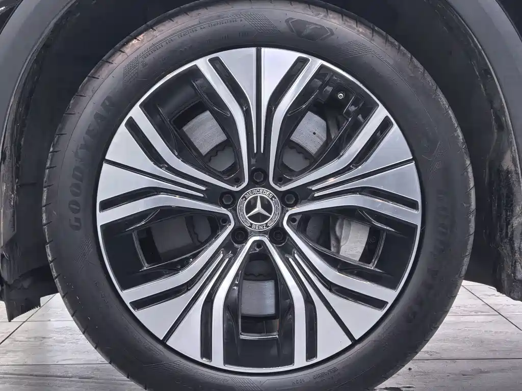 Mercedes-Benz EQE SUV — миниатюра 17