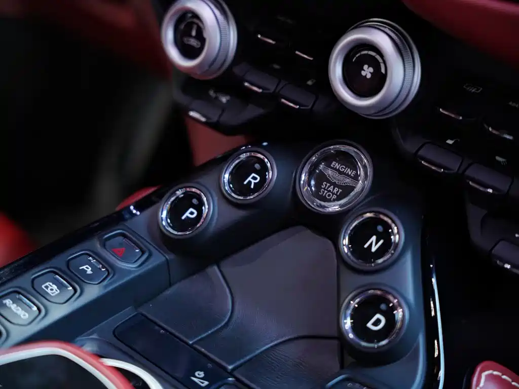 Aston Martin V8 Vantage — миниатюра 44