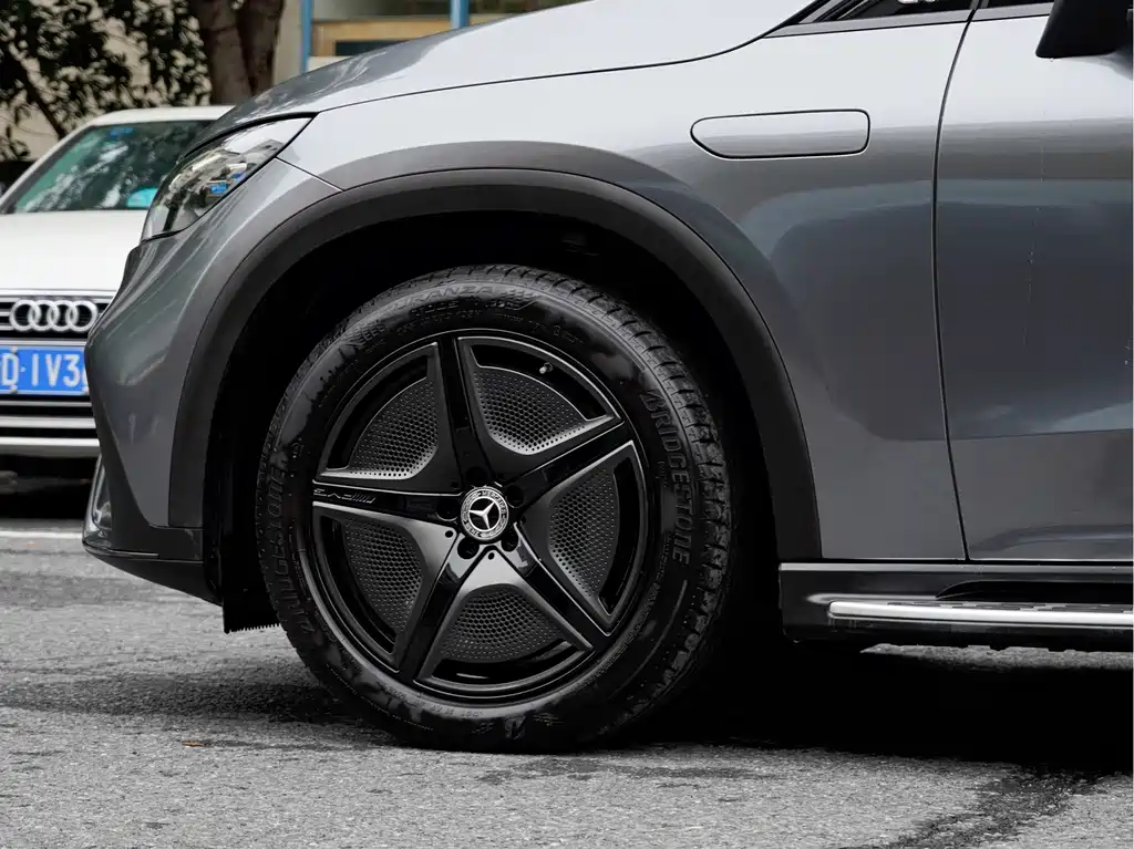 Mercedes-Benz EQE SUV — миниатюра 8