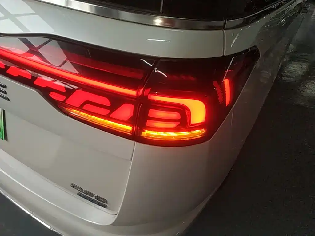 JAC Refine Refine RF8 PHEV — миниатюра 8