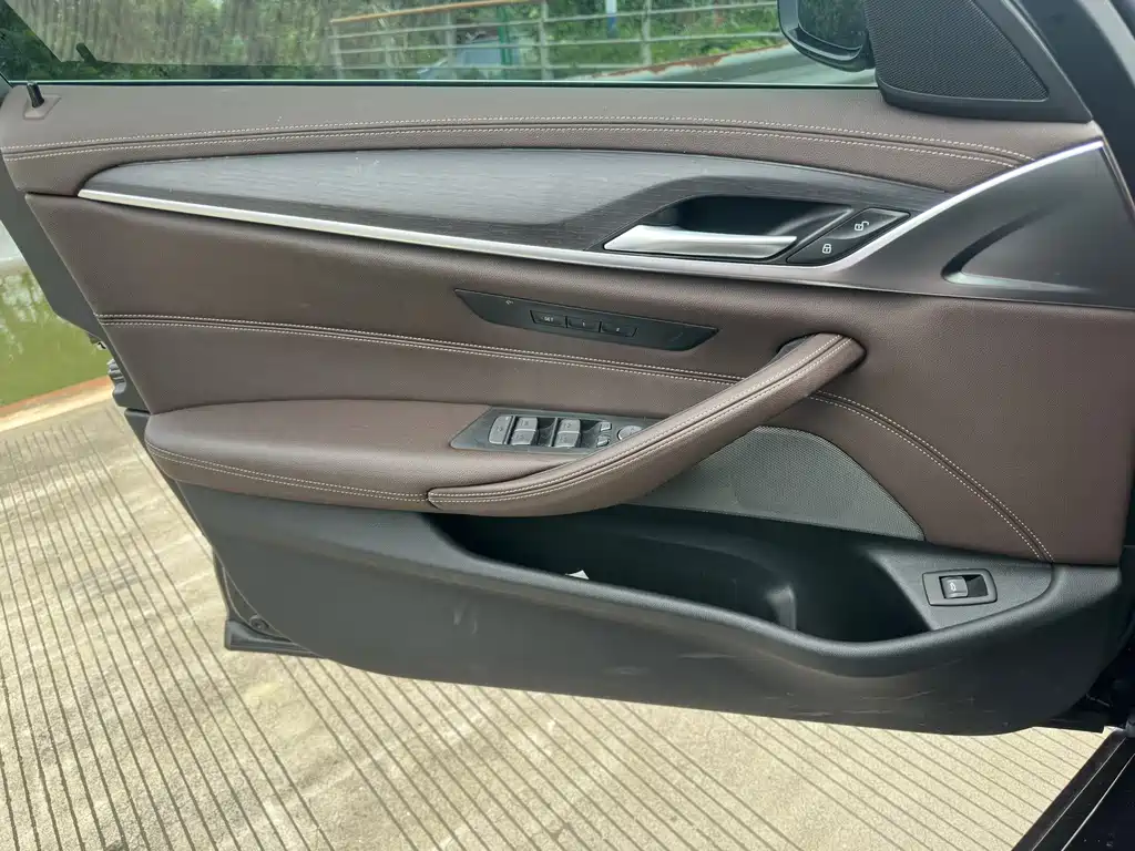 BMW 5 Series — миниатюра 8
