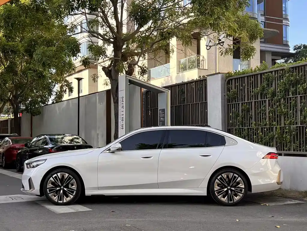 BMW 5 Series — миниатюра 3