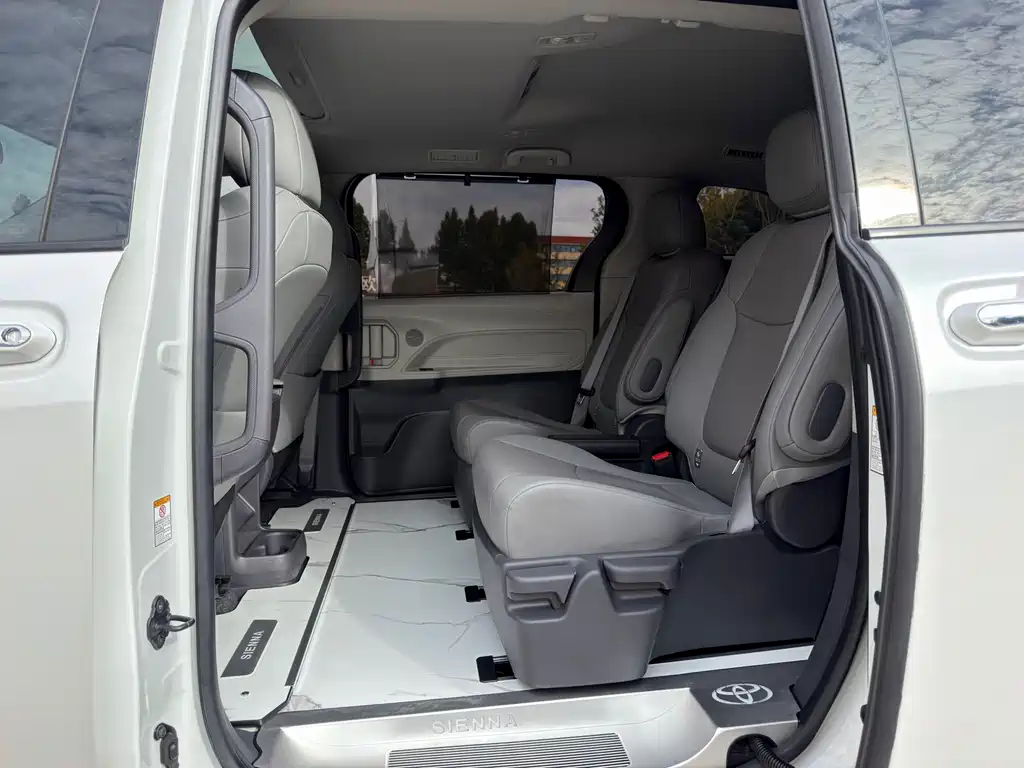 Toyota Sienna — миниатюра 5