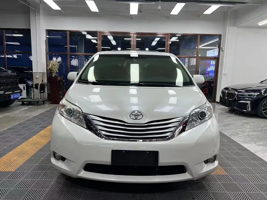 Toyota Sienna — миниатюра 2