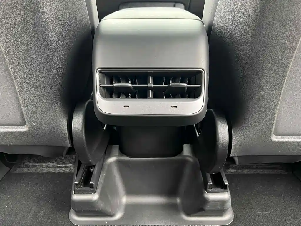 Tesla Model Y — миниатюра 17