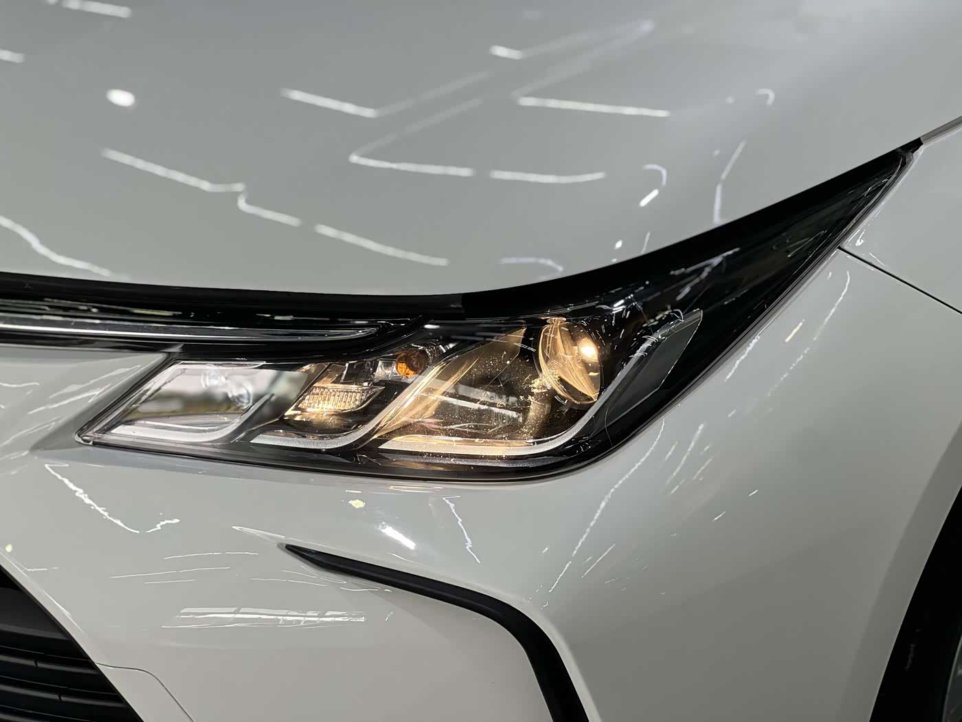 Toyota Corolla 1.2 л 2023 г. Белый, пробег 42000 км