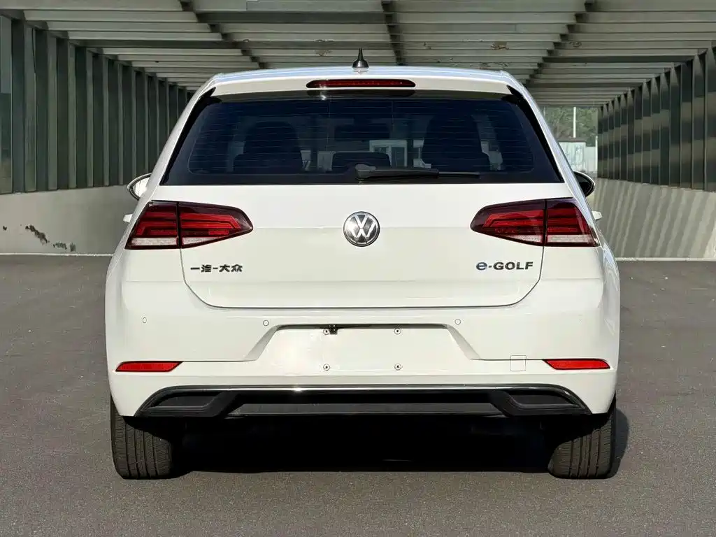 Volkswagen Golf EV — миниатюра 7