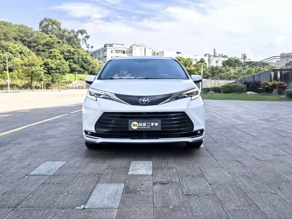 Toyota Sienna — миниатюра 2