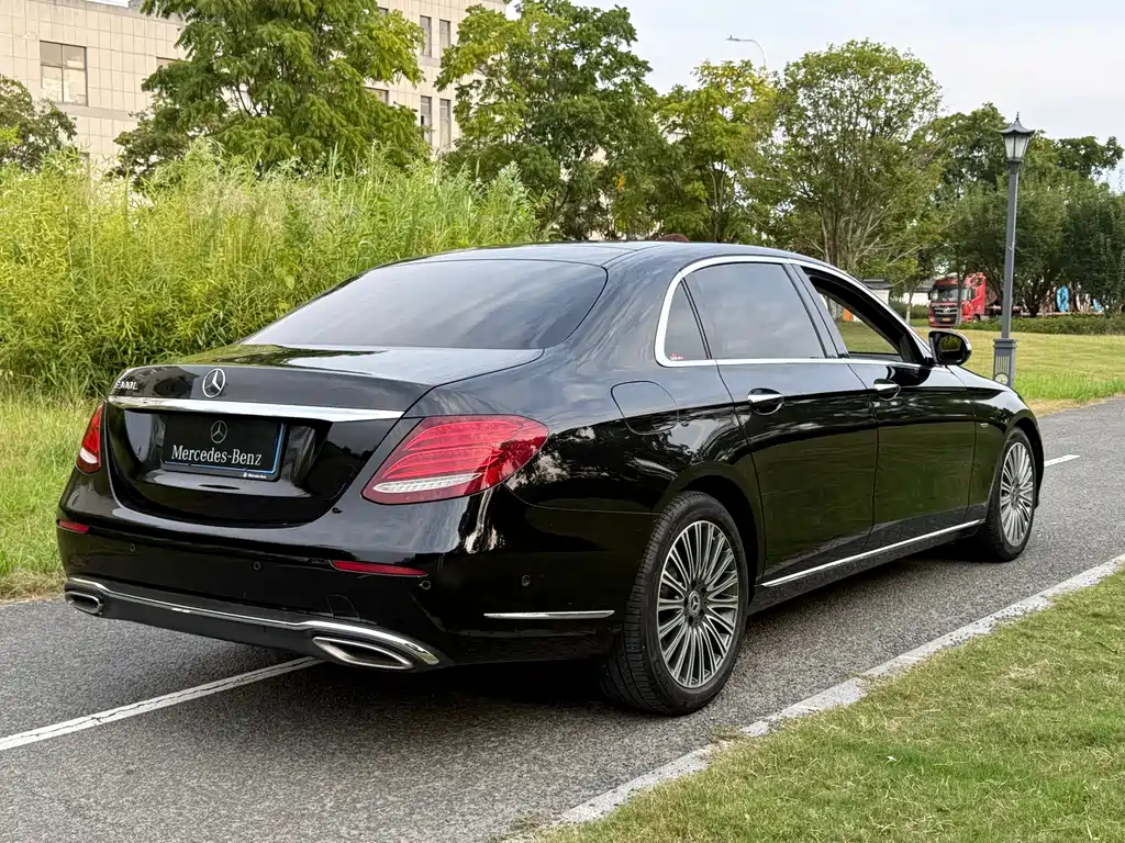 Mercedes-Benz E-Class — миниатюра 7