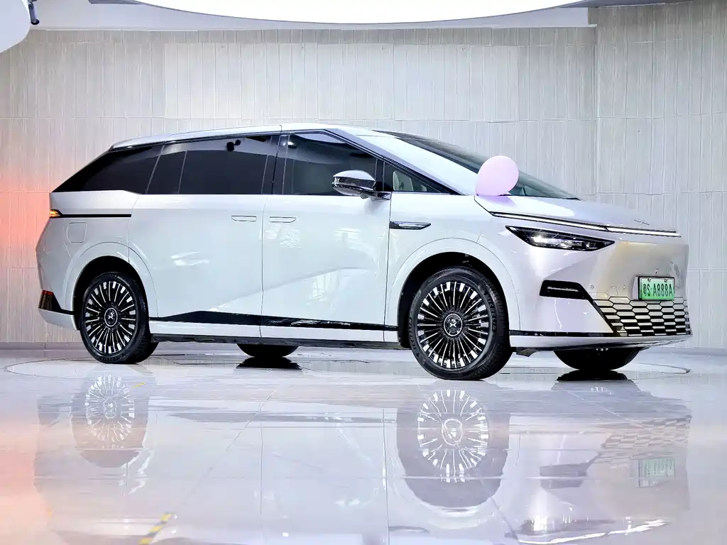 XPeng X9 — миниатюра 2
