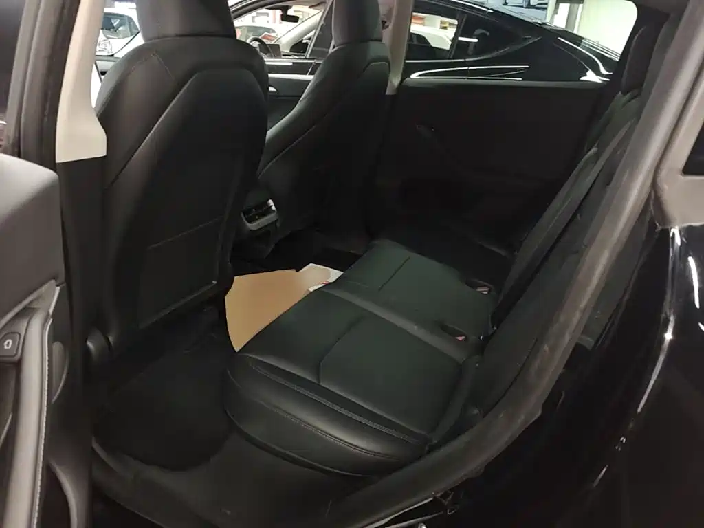 Tesla Model Y — миниатюра 17