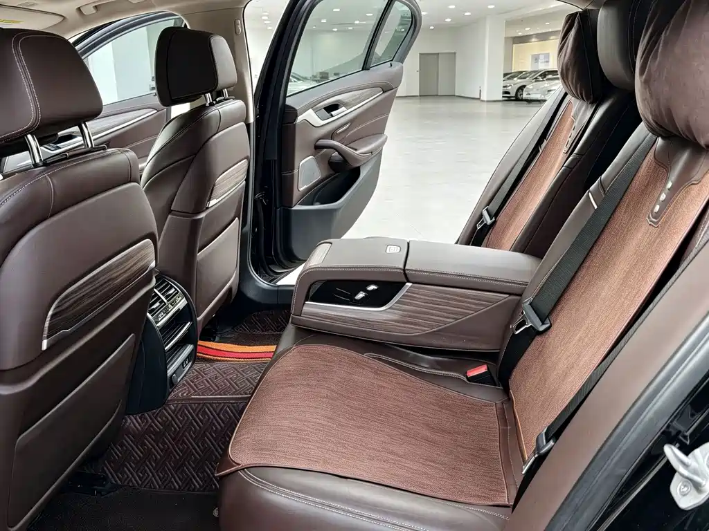 BMW 5 Series New Energy — миниатюра 11