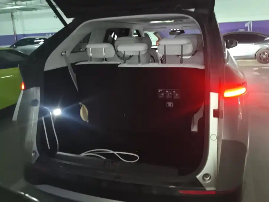 XPeng X9 — миниатюра 4