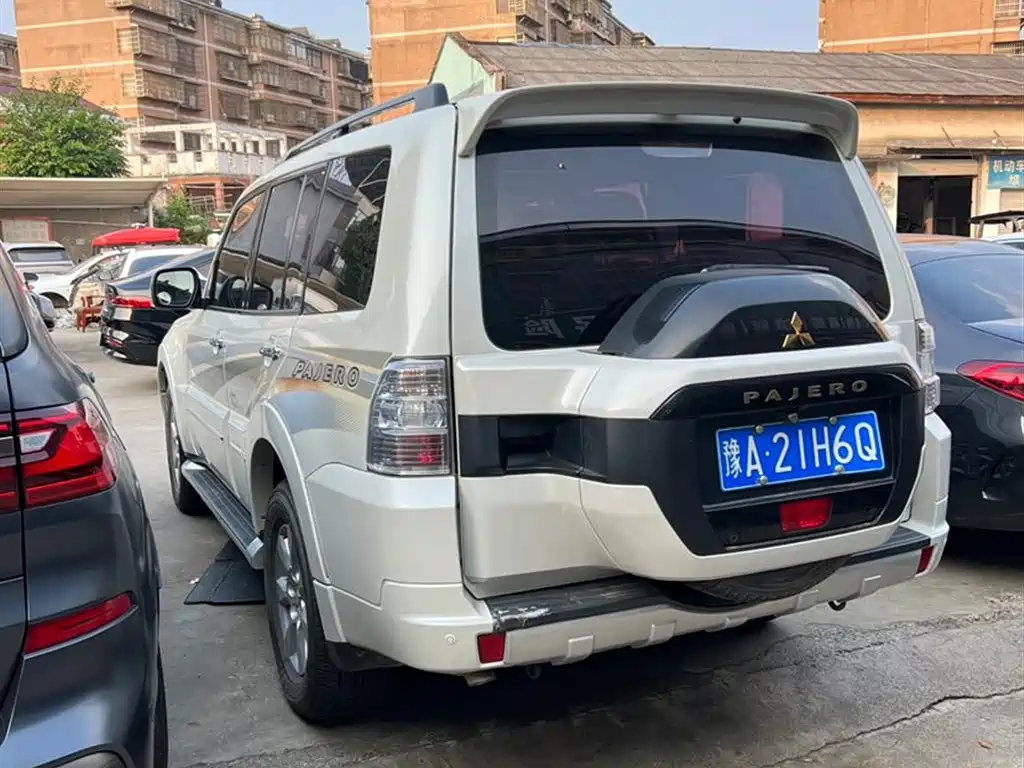 MITSUBISHI PAJERO