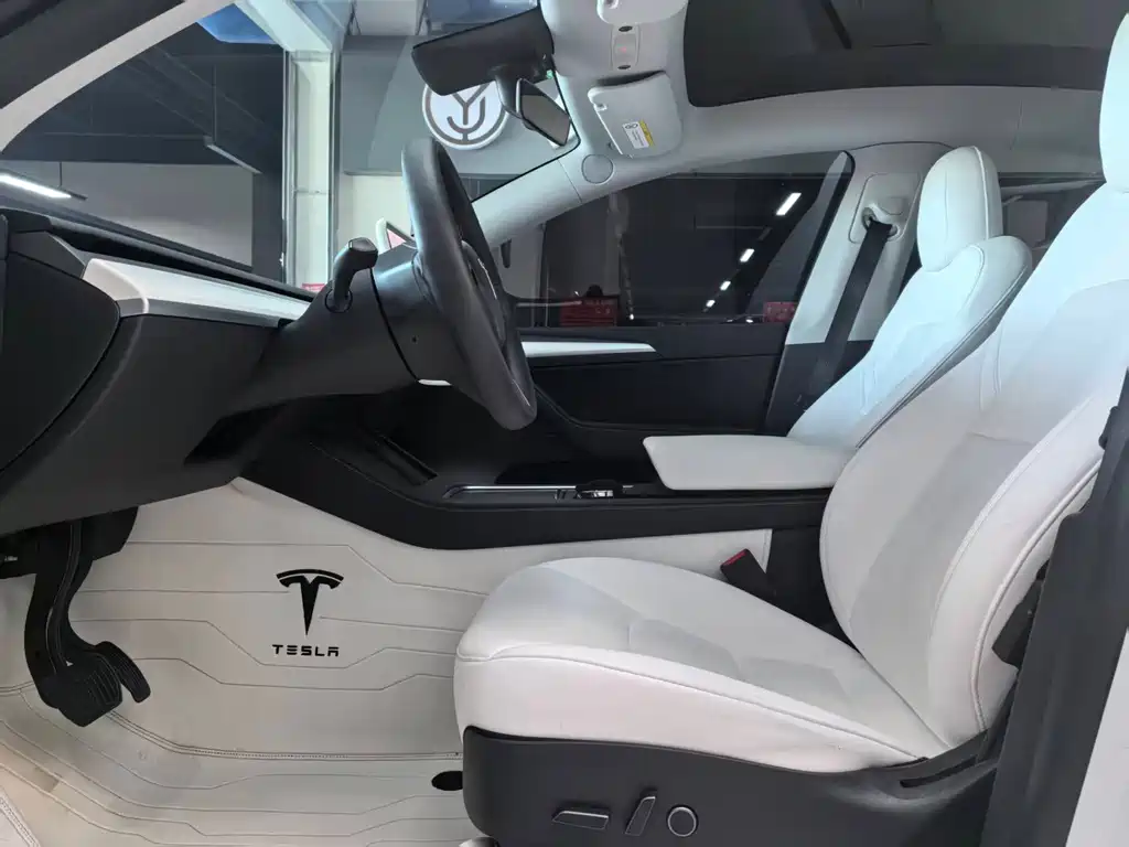 Tesla Model Y — миниатюра 8