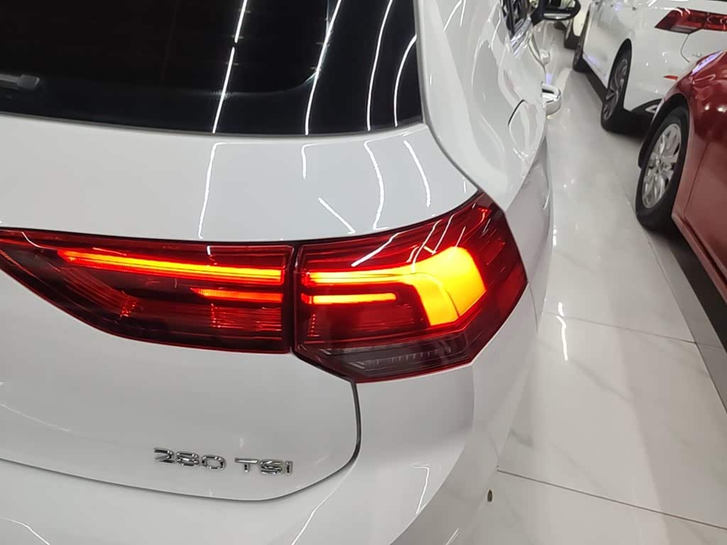 Volkswagen Golf 1.4 л 2023 г. Белый, пробег 600 км