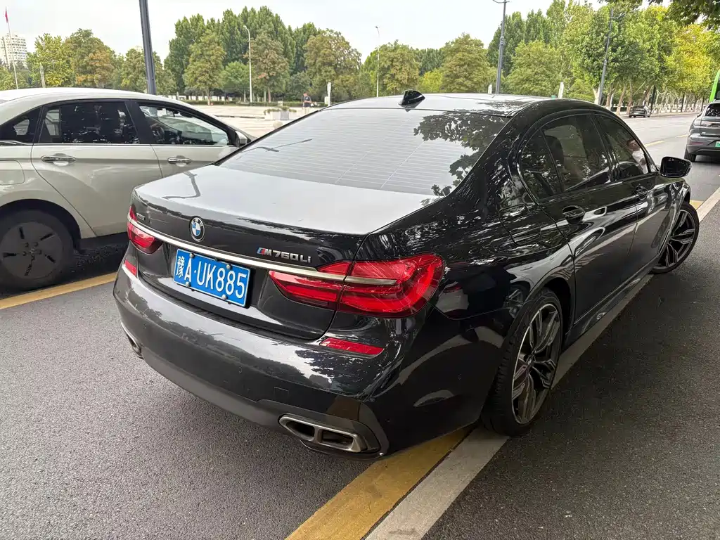 BMW 7 Series — миниатюра 9