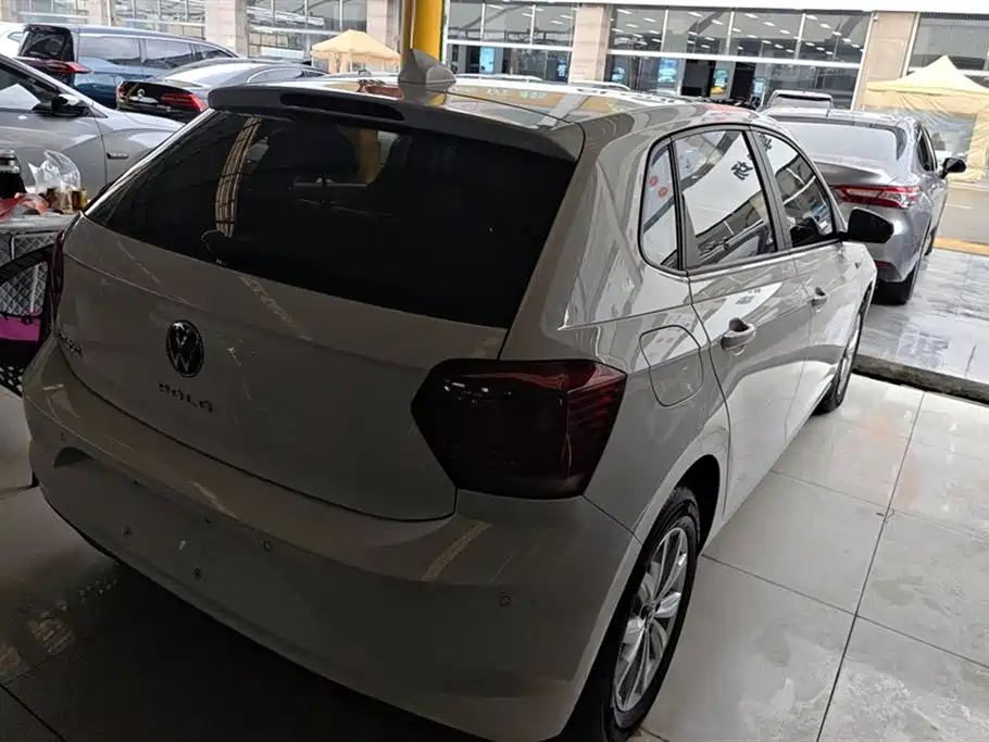 VOLKSWAGEN POLO