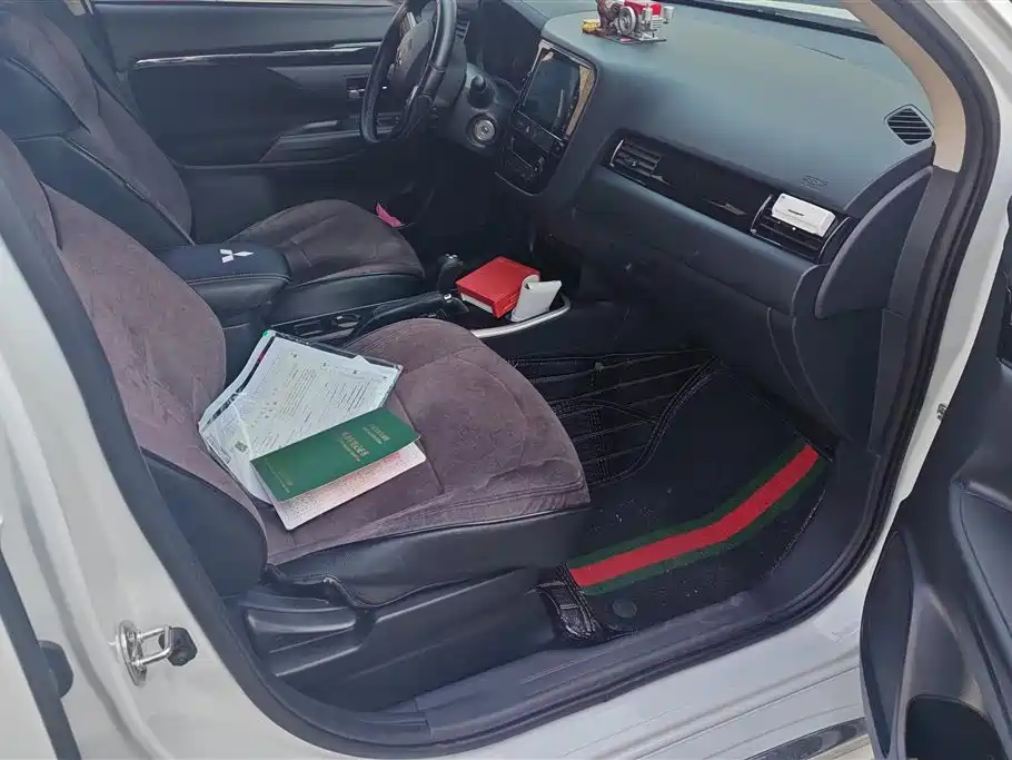 MITSUBISHI OUTLANDER