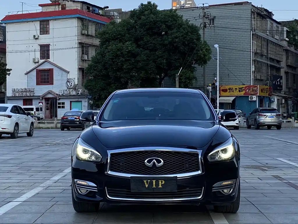 INFINITI Q70