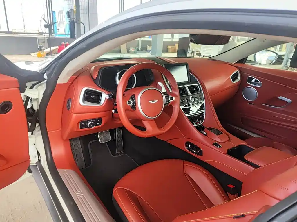 Aston Martin DB11 — миниатюра 3