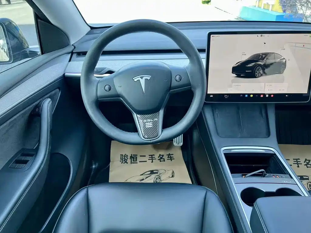 TESLA MODEL Y