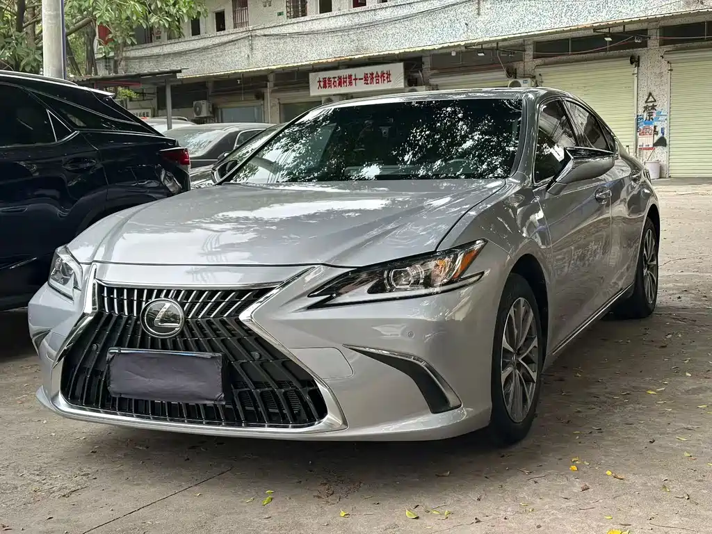 Lexus ES 2023