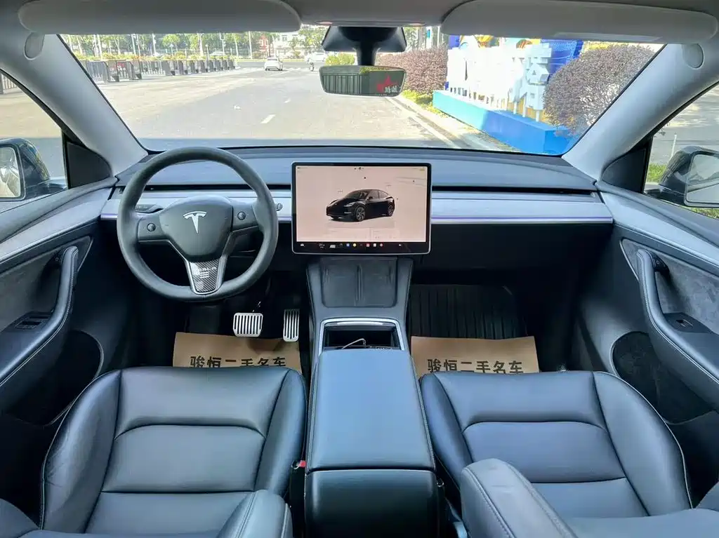 TESLA MODEL Y