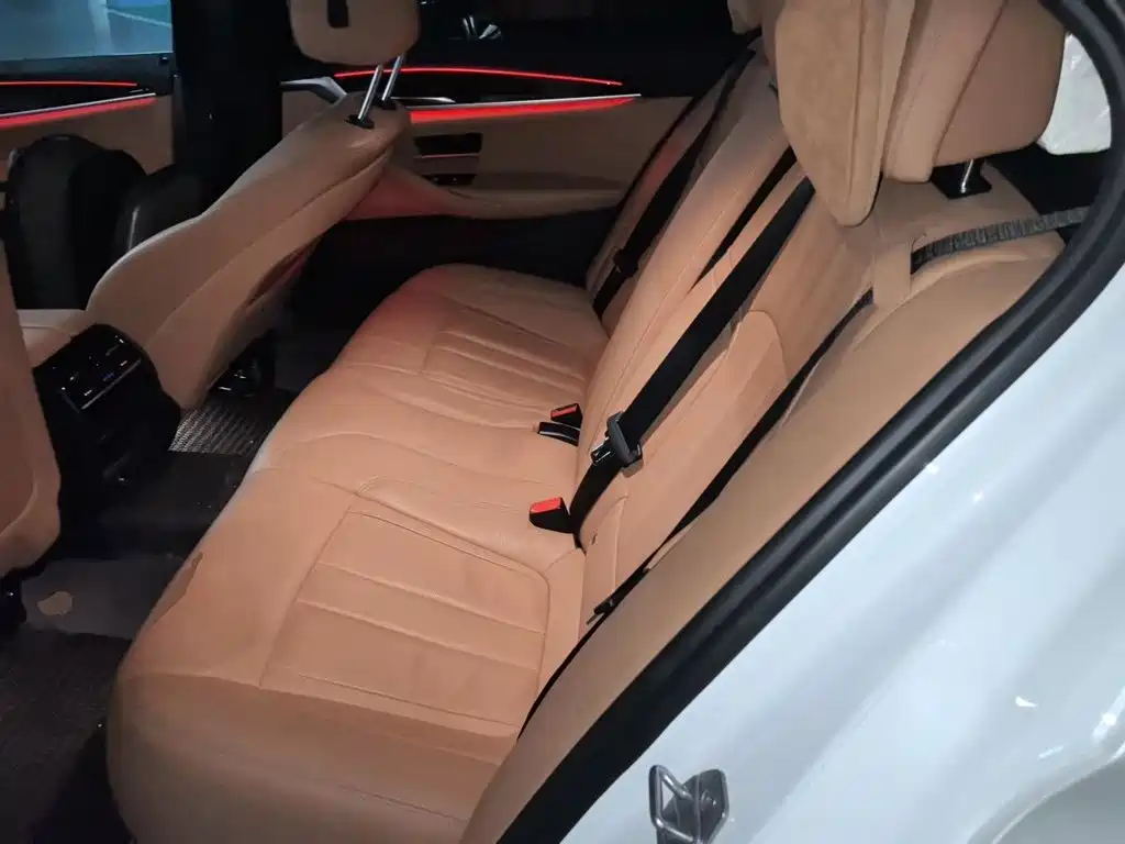 BMW 5 Series — миниатюра 13