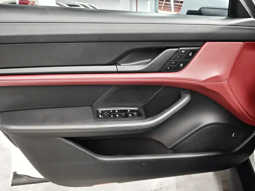 Porsche Taycan — миниатюра 4