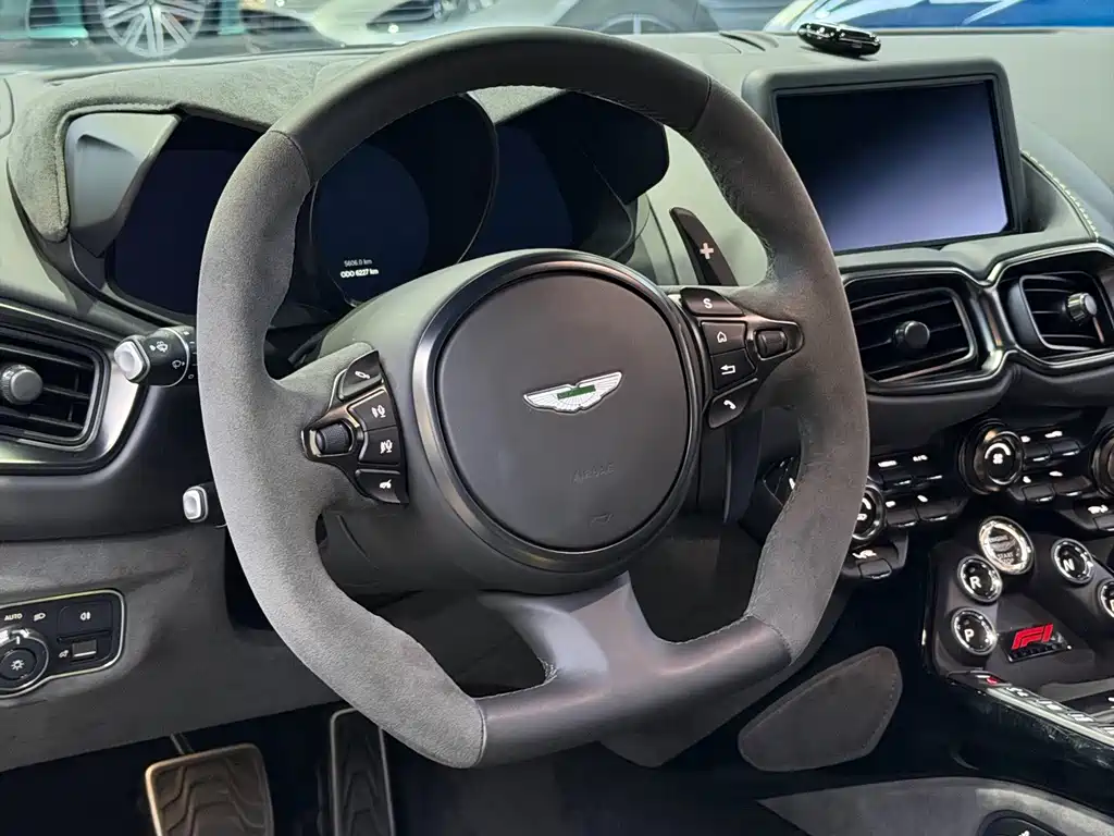 Aston Martin V8 Vantage — миниатюра 7