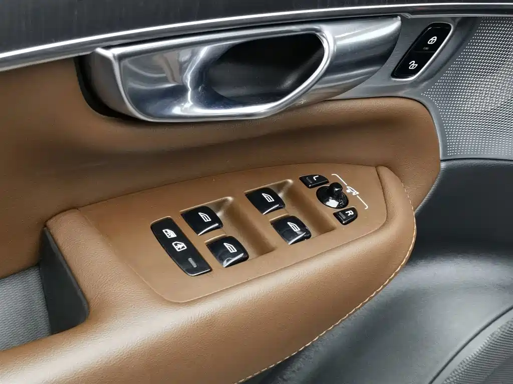 Volvo XC90 2023 T8 RECHARGE Luxury 7 мест