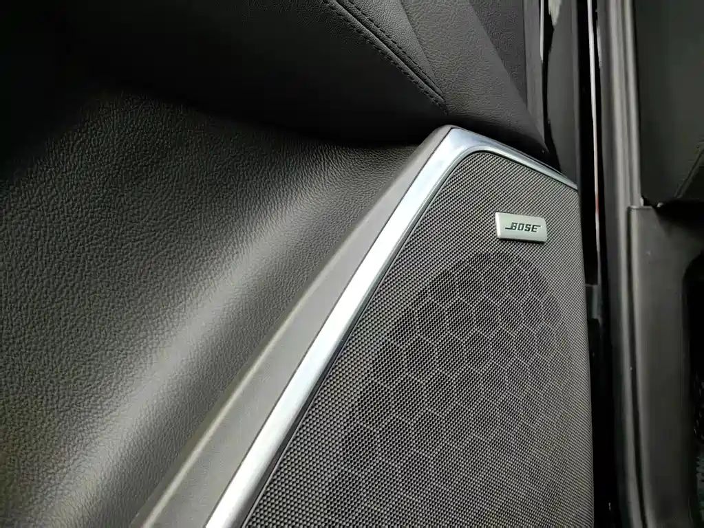 Cadillac Escalade — миниатюра 8