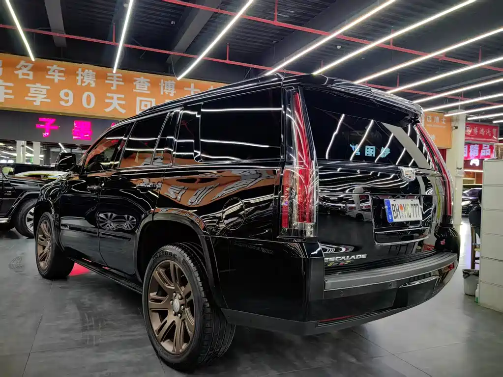 Cadillac Escalade — миниатюра 14