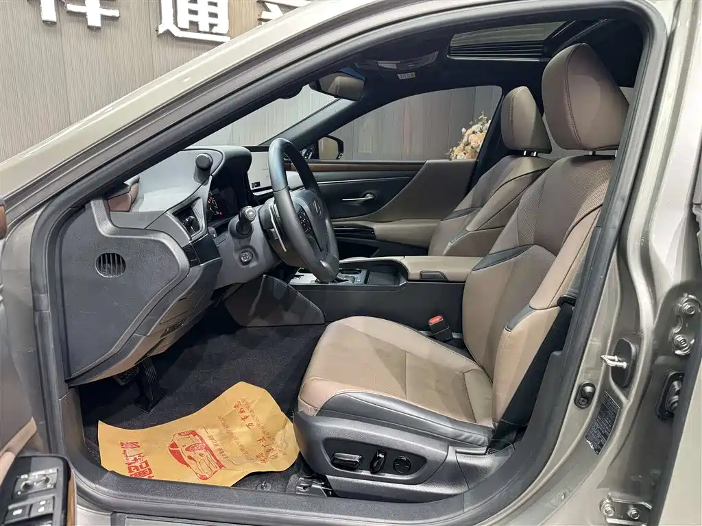 Lexus ES 2024 200 Premium