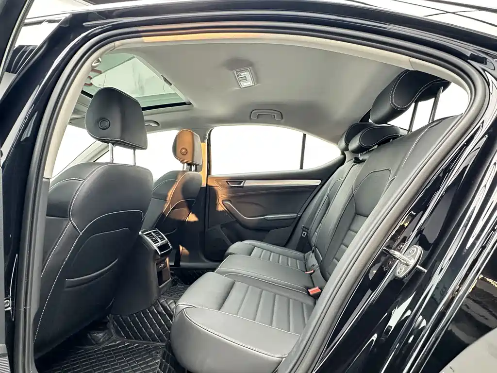 Skoda Superb — миниатюра 5