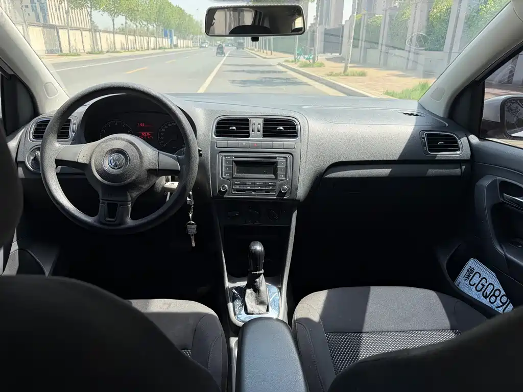 Volkswagen Polo 2013 1.4L AT Comfort