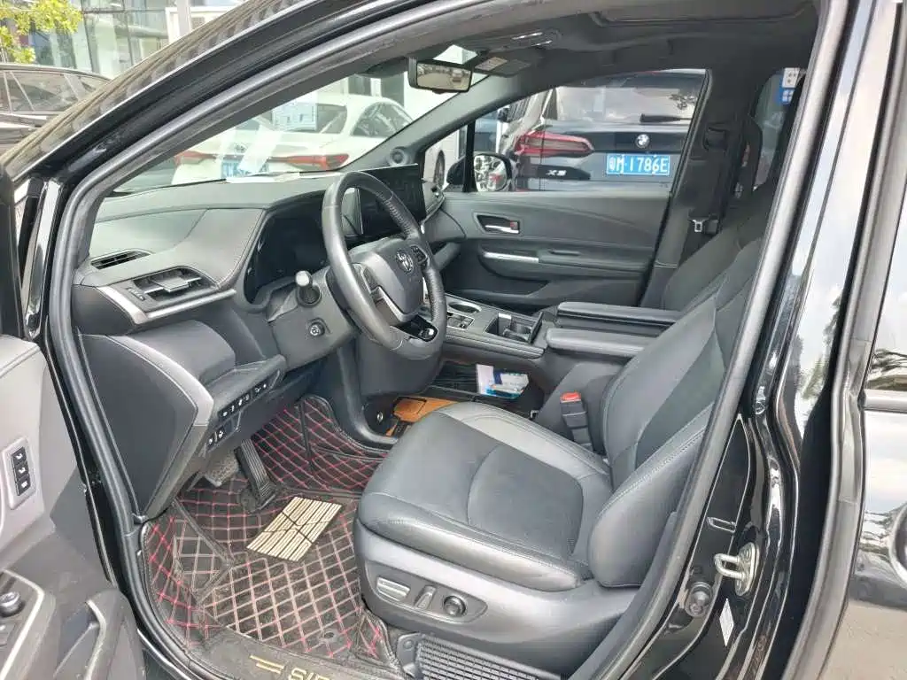 Toyota Sienna — миниатюра 6