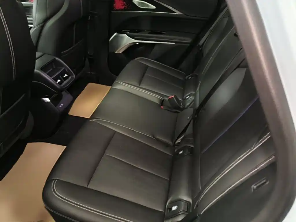 Cadillac Lyriq — миниатюра 17